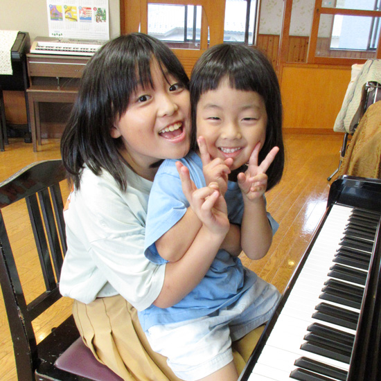 ピアノの前に姉妹で座る生徒さんの写真 / みほピアノ教室（相模原市南区）