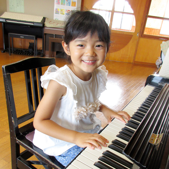 ピアノを弾く女の子の生徒さんの写真 / みほピアノ教室（相模原市南区）
